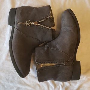 Girls grey boots